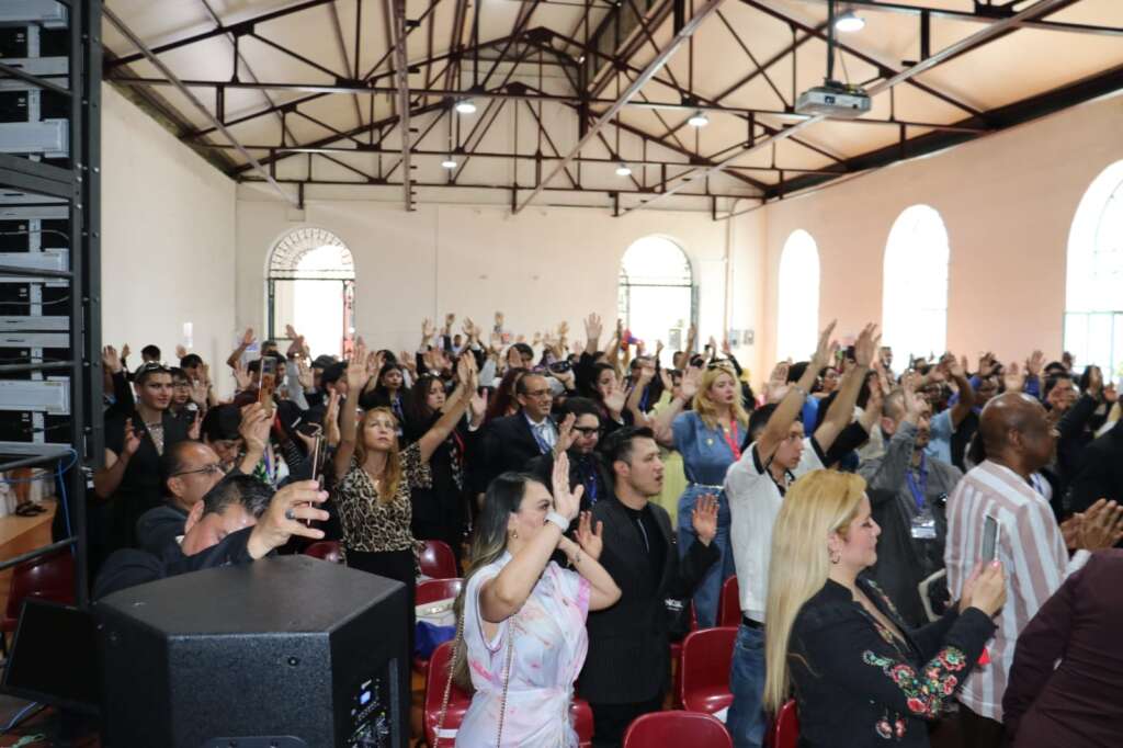 Participants swearing as peace ambassadors in at the The Institute of Public Policy and Diplomacy Research's International Peace Practitioner training in Mexico