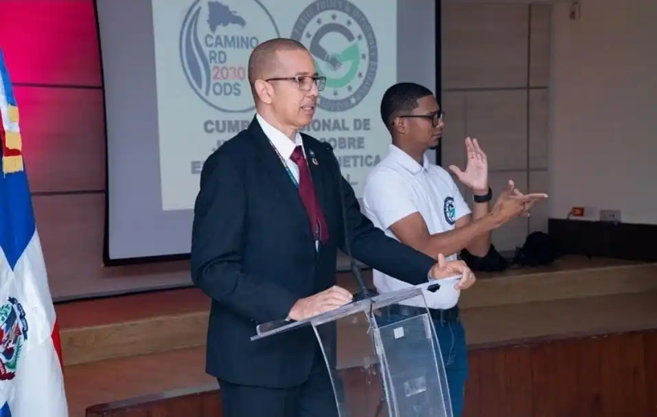 IPPDR in Dominican Republic Cyber Education and Mental Health , a sign language interpreter interpreting for the Hard of Hearing participants which fostered inclusion